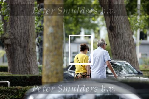 Amsterdam 19 juli 2020
Tom Egbers en zijn vrouw Janke Dekker wandelend in Amsterdam zuid