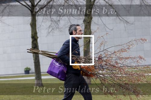 Amsterdam 2 april 2020
Viktor Horsting doet boodschappen en loopt naar zijn huis.