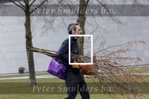 Amsterdam 2 april 2020
Viktor Horsting doet boodschappen en loopt naar zijn huis.