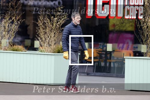 Amsterdam 2 april 2020
Viktor Horsting doet boodschappen en loopt naar zijn huis.
