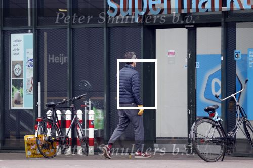Amsterdam 2 april 2020
Viktor Horsting doet boodschappen en loopt naar zijn huis.