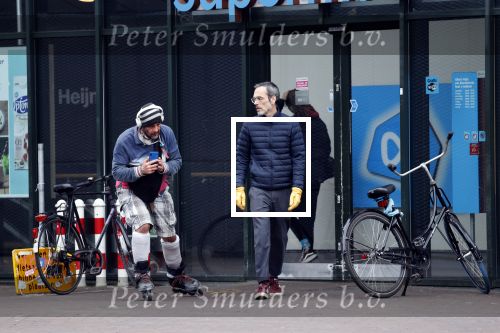 Amsterdam 2 april 2020
Viktor Horsting doet boodschappen en loopt naar zijn huis.