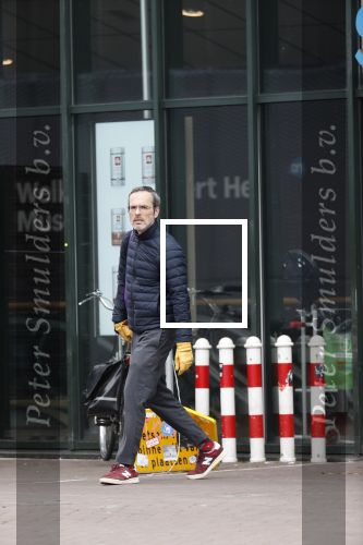 Amsterdam 2 april 2020
Viktor Horsting doet boodschappen en loopt naar zijn huis.