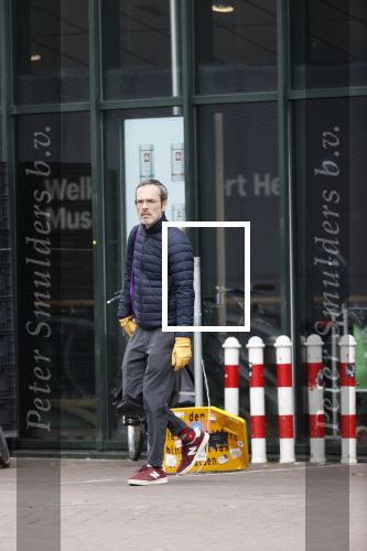 Amsterdam 2 april 2020
Viktor Horsting doet boodschappen en loopt naar zijn huis.