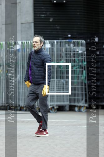 Amsterdam 2 april 2020
Viktor Horsting doet boodschappen en loopt naar zijn huis.