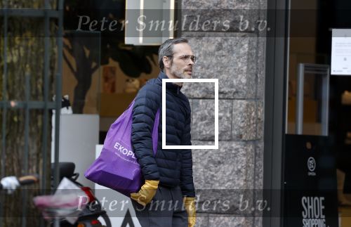Amsterdam 2 april 2020
Viktor Horsting doet boodschappen en loopt naar zijn huis.