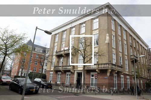 Amsterdam 2 april 2020
Viktor Horsting doet boodschappen en loopt naar zijn huis.
