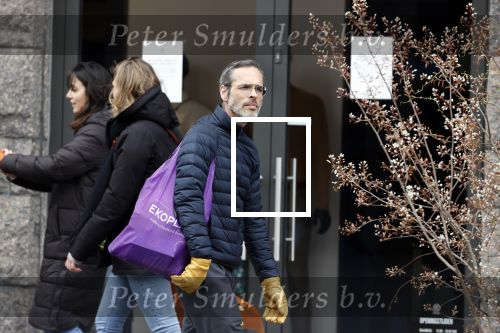 Amsterdam 2 april 2020
Viktor Horsting doet boodschappen en loopt naar zijn huis.