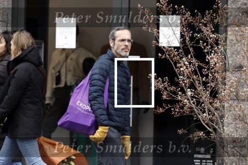 Amsterdam 2 april 2020
Viktor Horsting doet boodschappen en loopt naar zijn huis.