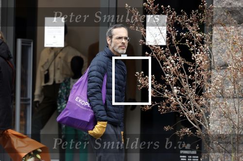 Amsterdam 2 april 2020
Viktor Horsting doet boodschappen en loopt naar zijn huis.
