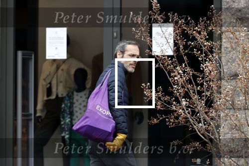 Amsterdam 2 april 2020
Viktor Horsting doet boodschappen en loopt naar zijn huis.