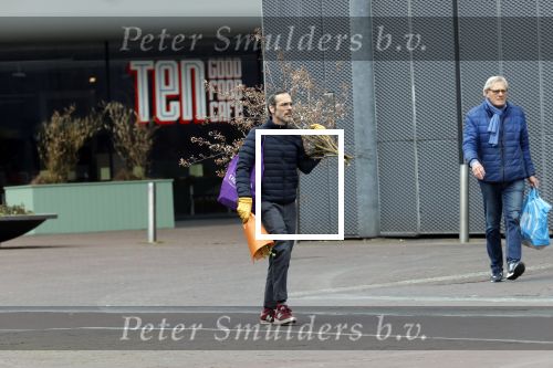 Amsterdam 2 april 2020
Viktor Horsting doet boodschappen en loopt naar zijn huis.