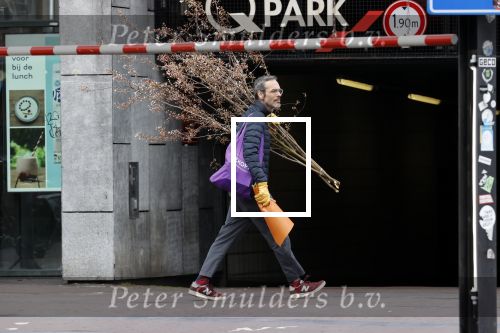 Amsterdam 2 april 2020
Viktor Horsting doet boodschappen en loopt naar zijn huis.