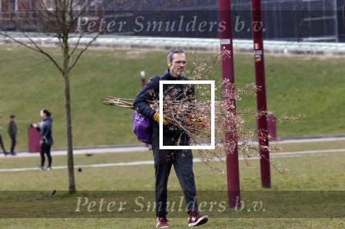 Amsterdam 2 april 2020
Viktor Horsting doet boodschappen en loopt naar zijn huis.