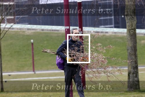 Amsterdam 2 april 2020
Viktor Horsting doet boodschappen en loopt naar zijn huis.