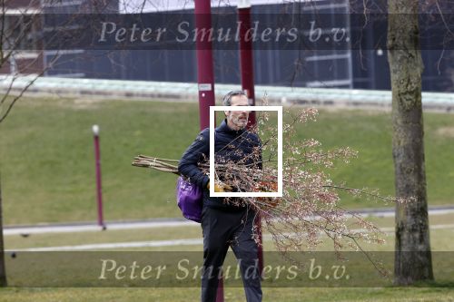 Amsterdam 2 april 2020
Viktor Horsting doet boodschappen en loopt naar zijn huis.