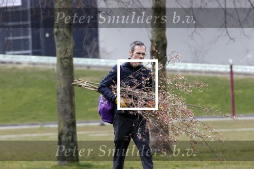 Amsterdam 2 april 2020
Viktor Horsting doet boodschappen en loopt naar zijn huis.