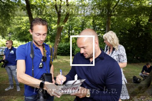 Doorn 27 juni 2020
Presentatie boek Wesley Sneijder . Het boek is geschreven door Kees Jansma en mark v Bommel ontving het eerste exemplaar.