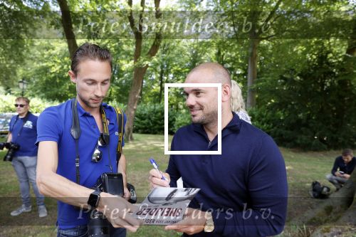 Doorn 27 juni 2020
Presentatie boek Wesley Sneijder . Het boek is geschreven door Kees Jansma en mark v Bommel ontving het eerste exemplaar.