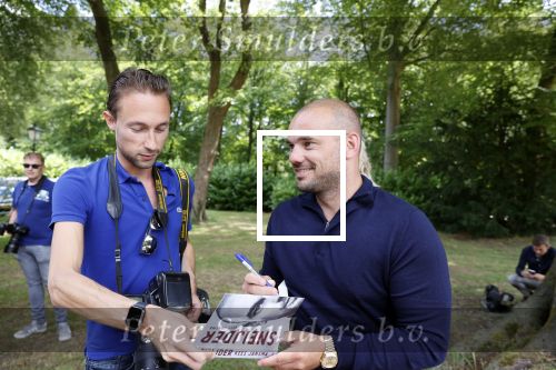Doorn 27 juni 2020
Presentatie boek Wesley Sneijder . Het boek is geschreven door Kees Jansma en mark v Bommel ontving het eerste exemplaar.