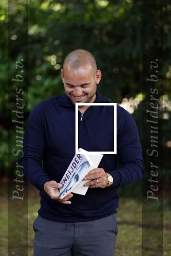 Doorn 27 juni 2020
Presentatie boek Wesley Sneijder . Het boek is geschreven door Kees Jansma en mark v Bommel ontving het eerste exemplaar.