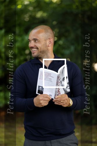 Doorn 27 juni 2020
Presentatie boek Wesley Sneijder . Het boek is geschreven door Kees Jansma en mark v Bommel ontving het eerste exemplaar.