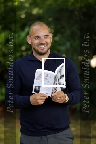 Doorn 27 juni 2020
Presentatie boek Wesley Sneijder . Het boek is geschreven door Kees Jansma en mark v Bommel ontving het eerste exemplaar.