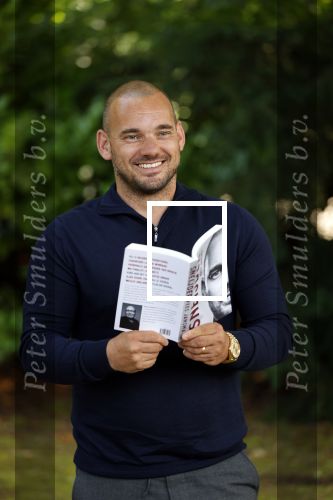 Doorn 27 juni 2020
Presentatie boek Wesley Sneijder . Het boek is geschreven door Kees Jansma en mark v Bommel ontving het eerste exemplaar.