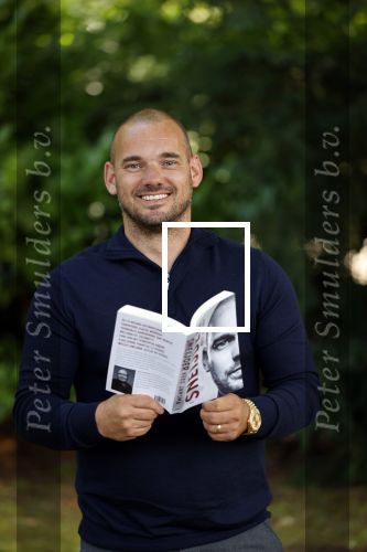 Doorn 27 juni 2020
Presentatie boek Wesley Sneijder . Het boek is geschreven door Kees Jansma en mark v Bommel ontving het eerste exemplaar.
