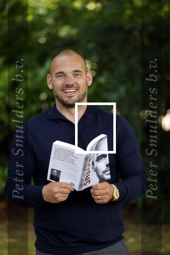 Doorn 27 juni 2020
Presentatie boek Wesley Sneijder . Het boek is geschreven door Kees Jansma en mark v Bommel ontving het eerste exemplaar.