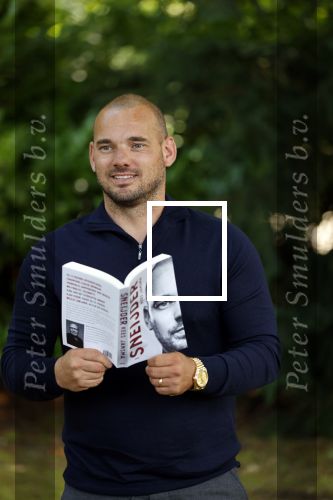 Doorn 27 juni 2020
Presentatie boek Wesley Sneijder . Het boek is geschreven door Kees Jansma en mark v Bommel ontving het eerste exemplaar.
