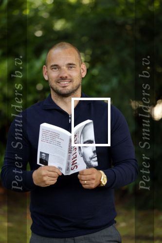 Doorn 27 juni 2020
Presentatie boek Wesley Sneijder . Het boek is geschreven door Kees Jansma en mark v Bommel ontving het eerste exemplaar.