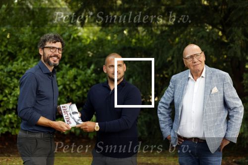 Doorn 27 juni 2020
Presentatie boek Wesley Sneijder . Het boek is geschreven door Kees Jansma en mark v Bommel ontving het eerste exemplaar.