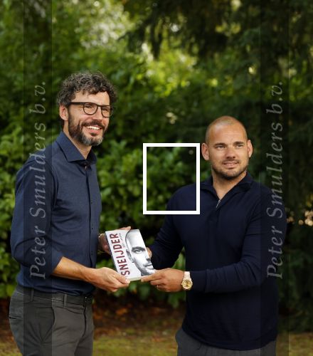 Doorn 27 juni 2020
Presentatie boek Wesley Sneijder . Het boek is geschreven door Kees Jansma en mark v Bommel ontving het eerste exemplaar.