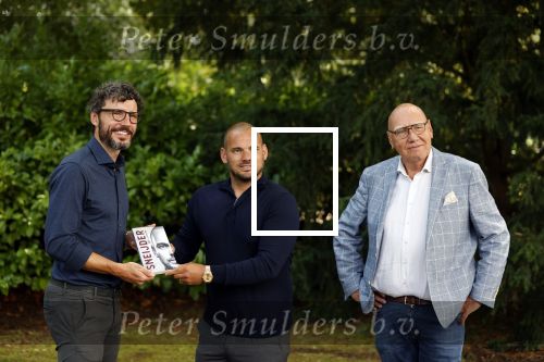 Doorn 27 juni 2020
Presentatie boek Wesley Sneijder . Het boek is geschreven door Kees Jansma en mark v Bommel ontving het eerste exemplaar.