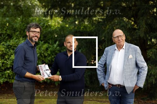 Doorn 27 juni 2020
Presentatie boek Wesley Sneijder . Het boek is geschreven door Kees Jansma en mark v Bommel ontving het eerste exemplaar.
