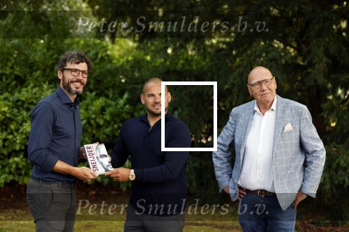Doorn 27 juni 2020
Presentatie boek Wesley Sneijder . Het boek is geschreven door Kees Jansma en mark v Bommel ontving het eerste exemplaar.