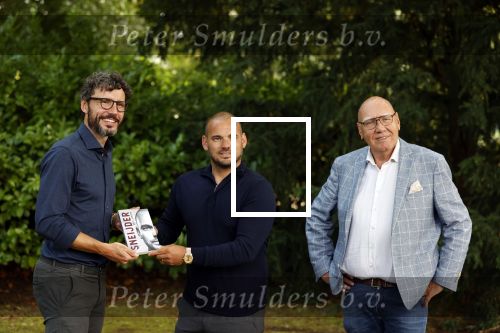 Doorn 27 juni 2020
Presentatie boek Wesley Sneijder . Het boek is geschreven door Kees Jansma en mark v Bommel ontving het eerste exemplaar.