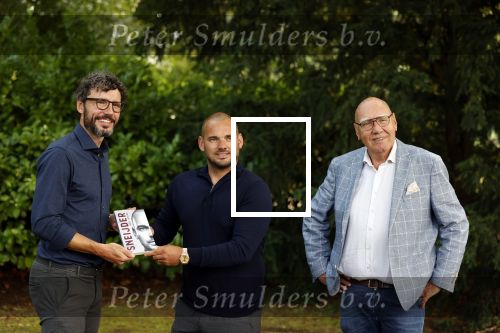 Doorn 27 juni 2020
Presentatie boek Wesley Sneijder . Het boek is geschreven door Kees Jansma en mark v Bommel ontving het eerste exemplaar.