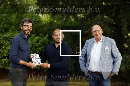 Doorn 27 juni 2020
Presentatie boek Wesley Sneijder . Het boek is geschreven door Kees Jansma en mark v Bommel ontving het eerste exemplaar.