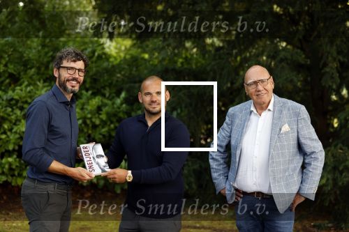 Doorn 27 juni 2020
Presentatie boek Wesley Sneijder . Het boek is geschreven door Kees Jansma en mark v Bommel ontving het eerste exemplaar.