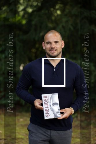 Doorn 27 juni 2020
Presentatie boek Wesley Sneijder . Het boek is geschreven door Kees Jansma en mark v Bommel ontving het eerste exemplaar.