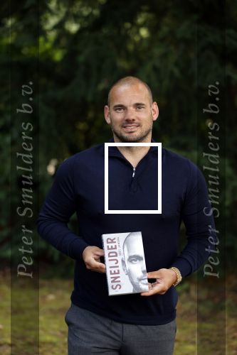 Doorn 27 juni 2020
Presentatie boek Wesley Sneijder . Het boek is geschreven door Kees Jansma en mark v Bommel ontving het eerste exemplaar.
