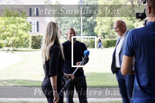 Doorn 27 juni 2020
Presentatie boek Wesley Sneijder . Het boek is geschreven door Kees Jansma en mark v Bommel ontving het eerste exemplaar.