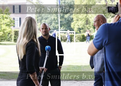 Doorn 27 juni 2020
Presentatie boek Wesley Sneijder . Het boek is geschreven door Kees Jansma en mark v Bommel ontving het eerste exemplaar.