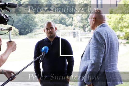 Doorn 27 juni 2020
Presentatie boek Wesley Sneijder . Het boek is geschreven door Kees Jansma en mark v Bommel ontving het eerste exemplaar.