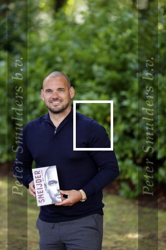 Doorn 27 juni 2020
Presentatie boek Wesley Sneijder . Het boek is geschreven door Kees Jansma en mark v Bommel ontving het eerste exemplaar.