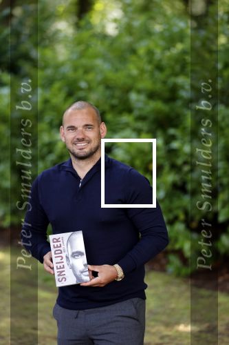 Doorn 27 juni 2020
Presentatie boek Wesley Sneijder . Het boek is geschreven door Kees Jansma en mark v Bommel ontving het eerste exemplaar.