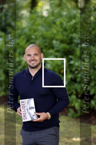 Doorn 27 juni 2020
Presentatie boek Wesley Sneijder . Het boek is geschreven door Kees Jansma en mark v Bommel ontving het eerste exemplaar.