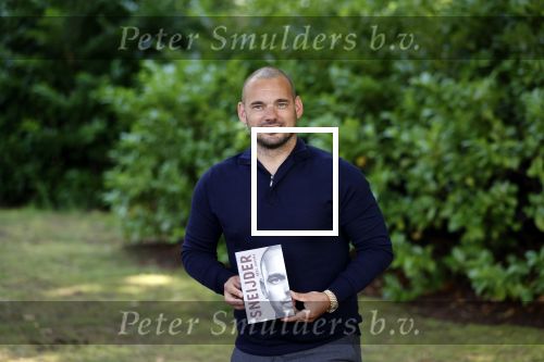 Doorn 27 juni 2020
Presentatie boek Wesley Sneijder . Het boek is geschreven door Kees Jansma en mark v Bommel ontving het eerste exemplaar.